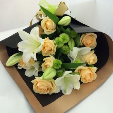 Bouquet Apricot Roses – Black & Gold wrapping